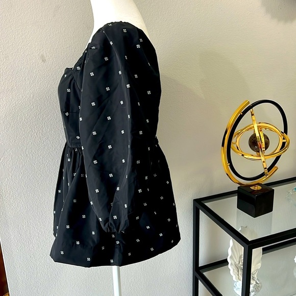 Free Assembly Dressy black and white blouse, big sleeve with elastic hem. Size M - Picture 3 of 12